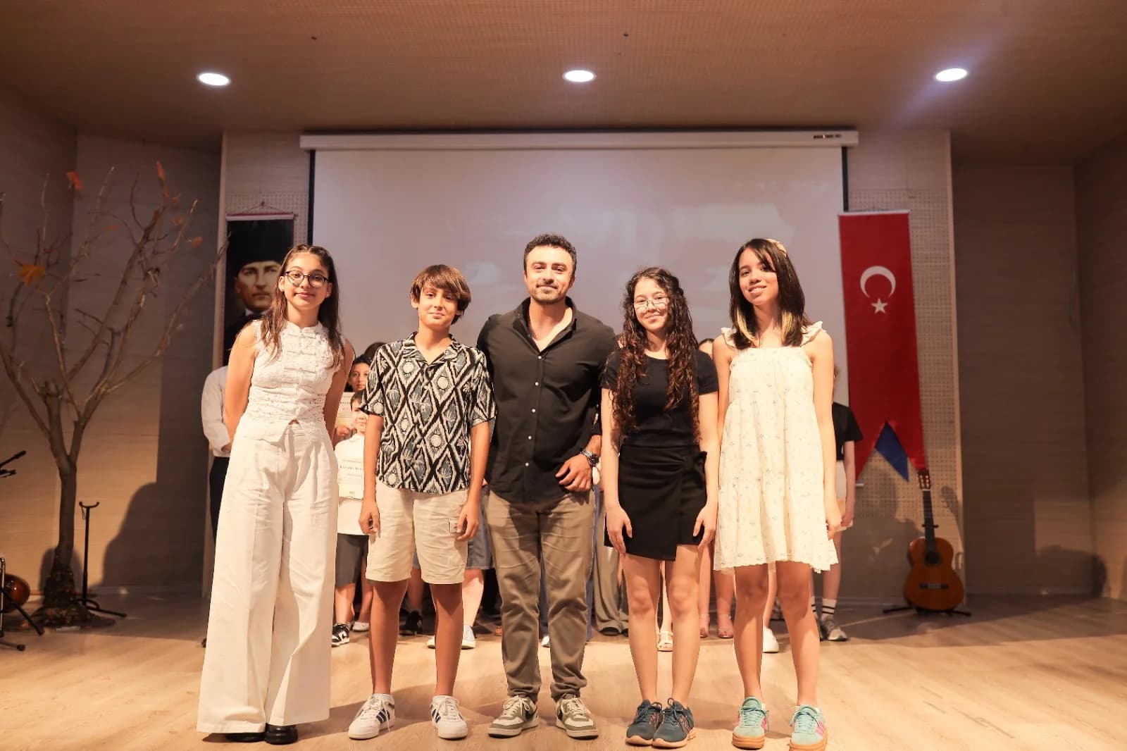 Yağız Cem Yılmaz, öğrenci konserinin ardından öğrencileriyle sahnede