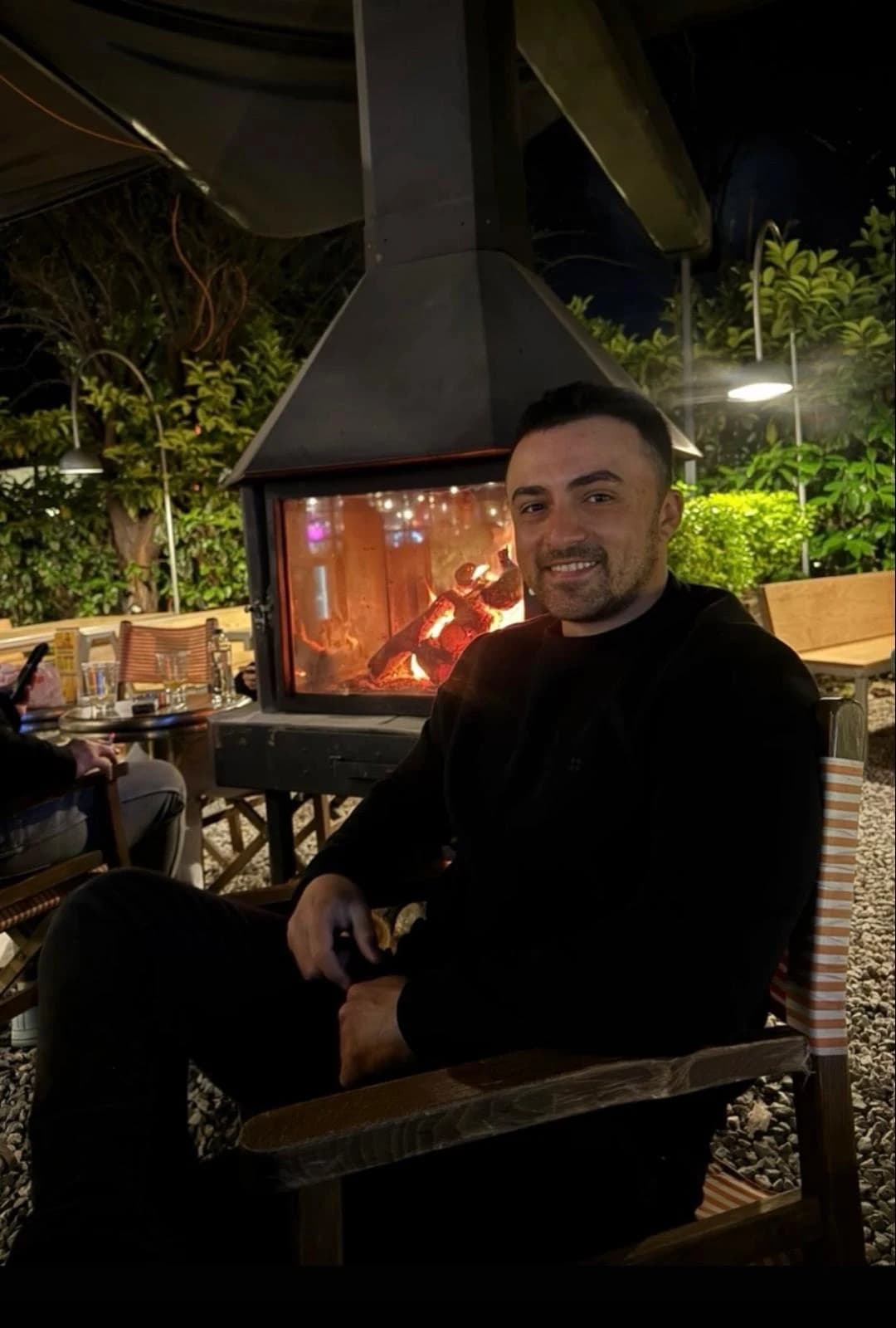 Yağız Cem Yılmaz, akşam saatlerinde açık havada portre